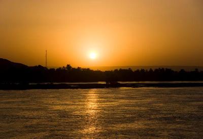 Vamos fazer um passeio de feluca pelo Rio Nilo