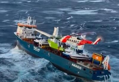 Navio fica à deriva no mar da Noruega e tripulação é resgatada