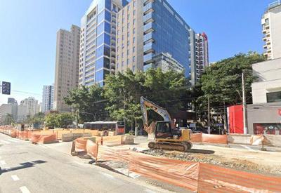 Homem fica soterrado em buraco de obra da Prefeitura de São Paulo
