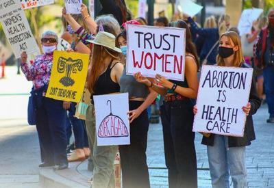 EUA: revogação da lei do aborto completa um ano e provoca manifestações