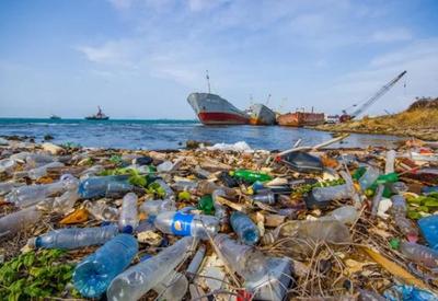 A cada um minuto, uma caçamba de lixo dispensa toneladas nos oceanos