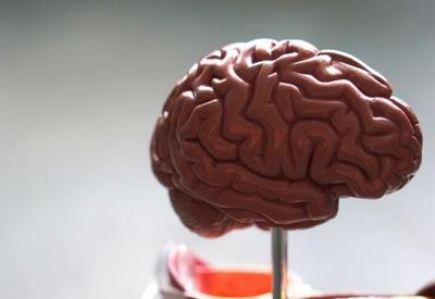 Impacto pós-covid no cérebro equivale a envelhecimento de 10 anos, diz estudo