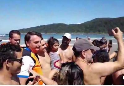 Bolsonaro faz live na praia. Apoiadores formam pequena aglomeração