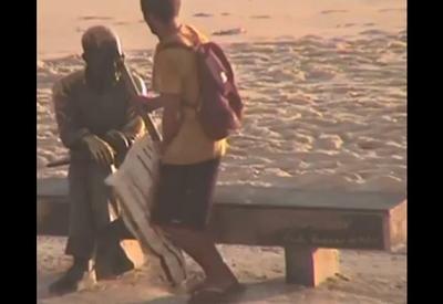 Vídeo: óculos de estátua de Drummond é furtado em Copacabana no Rio