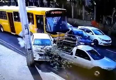 Engavetamento gigantesco com 15 veículos deixa feridos em Londrina (PR)