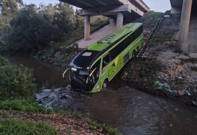Ônibus com 13 passageiros vai parar dentro de rio no Paraná