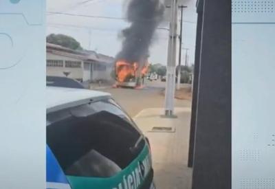 Por vingança, homem ateia fogo em ônibus escolar com crianças