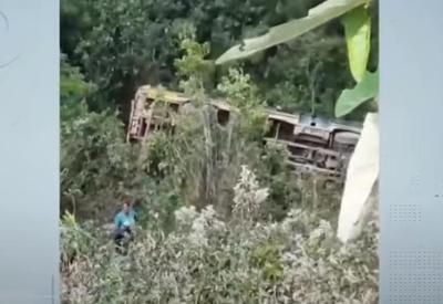 14 crianças ficam feridas após ônibus escolar cair em ribanceira