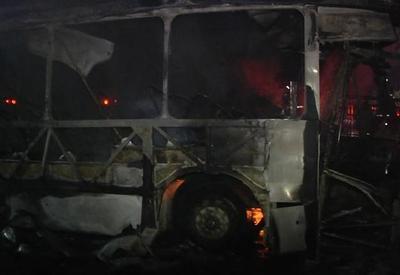 RJ: Fogo destrói um ônibus articulado e parte da Estação do BRT, em Guaratiba