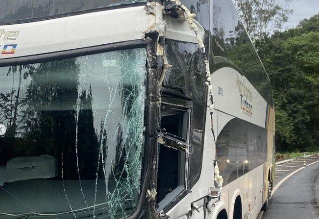 Ônibus com grupo de pagode sofre acidente em estrada