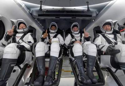 Depois de seis meses, astronautas voltam à Terra
