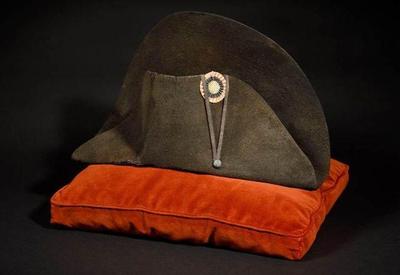 Chapéu de Napoleão Bonaparte é leiloado por R$ 10 milhões na França