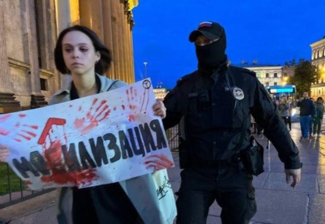 Rússia: detidos em protesto são intimados a se alistarem no exército