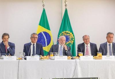 Lula diz que não vai cortar gastos do orçamento e pressiona base para ampliar arrecadação