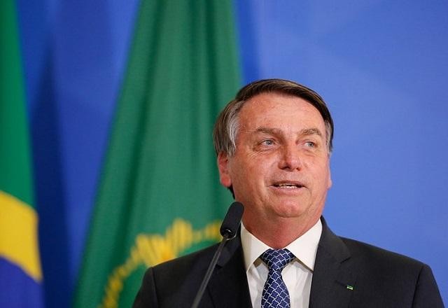 Bolsonaro convida chefes de Poderes para desfile de blindados