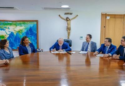 Lula sanciona lei para retomada de 11,1 mil obras nas áreas da educação e saúde