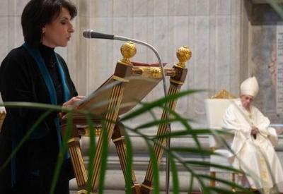Papa Francisco altera regra e permite que mulheres possam ministrar comunhão