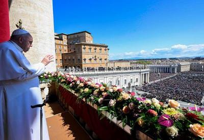 Papa condena "obstáculos" para a paz mundial em missa de Páscoa