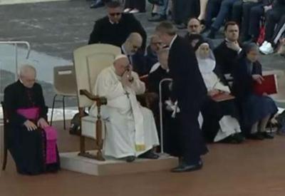 Papa Francisco interrompe audiência para atender celular