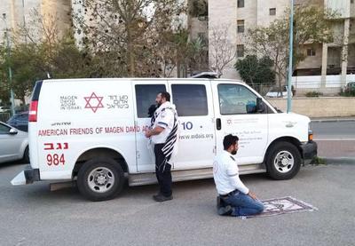 Paramédicos judeu e muçulmano rezam juntos em Israel e imagem viraliza