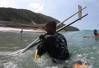No Rio, ativistas ambientais retiram pedaços da ciclovia Tim Maia do mar