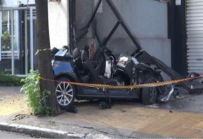 Grave acidente com veículo de luxo deixa duas pessoas feridas  em SP