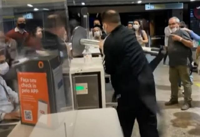 Passageiros revoltados causam confusão no aeroporto de Guarulhos (SP)