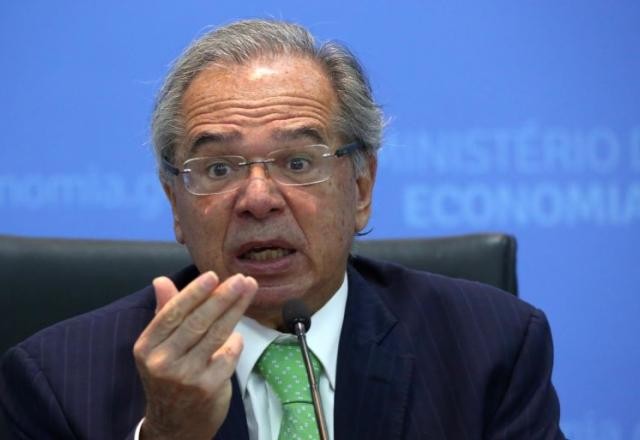 Guedes propõe reforma mais enxuta, com taxação de super-ricos
