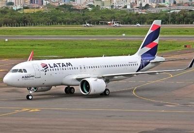 Anac autoriza Latam a voar com menos comissários de bordo