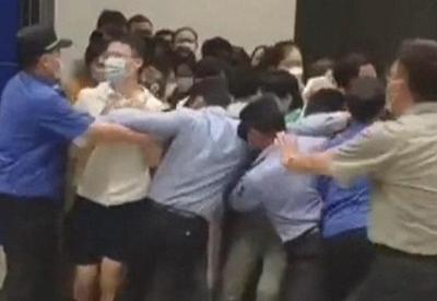 Clientes forçam saída após alerta de quarentena em loja na China