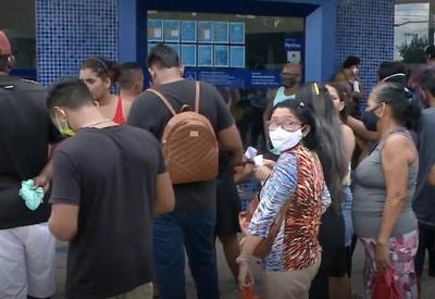 Brasileiros fazem filas no primeiro dia de pagamento do Auxílio Brasil
