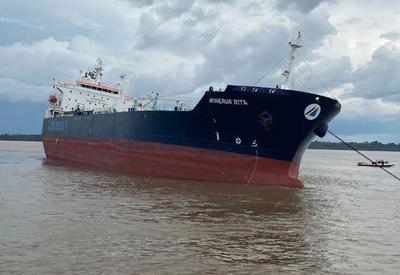 Navio petroleiro erra o caminho e tomba no Rio Amazonas
