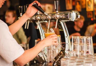 Mais de 30% dos bares e restaurantes pretendem contratar até o fim do ano