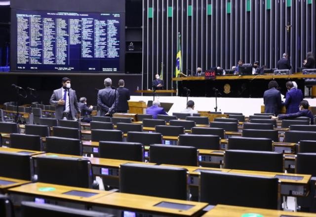 Deputados aprovam mudança no orçamento para viabilizar novo Bolsa Família