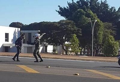 Manifestante é detido em Brasília durante desfile militar