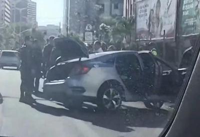 Policial federal bate carro no veículo de outro agente e tenta fugir