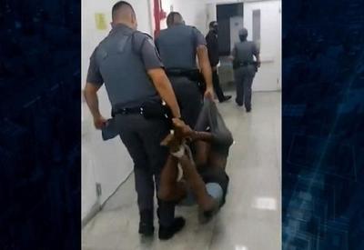 Rapaz amarrado com cordas durante abordagem policial pede indenização por tortura