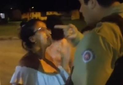 PM dá tapa em rosto de mulher durante abordagem na Bahia