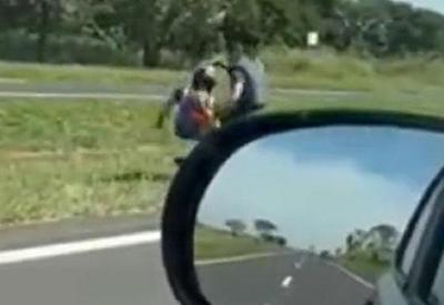 PM é flagrado agredindo motociclista durante abordagem em rodovia