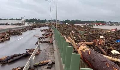 Vídeo: Nível do Rio Taquari (RS) diminui e ponte reaparece lotada de entulho e troncos