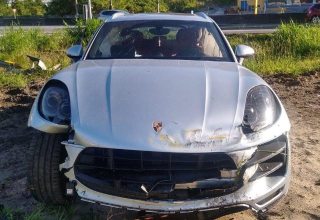 Motorista foge e deixa Porsche batido em rodovia de Florianópolis