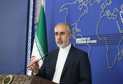 Governo do Irã insinua que Salman Rushdie trouxe o ataque a si mesmo