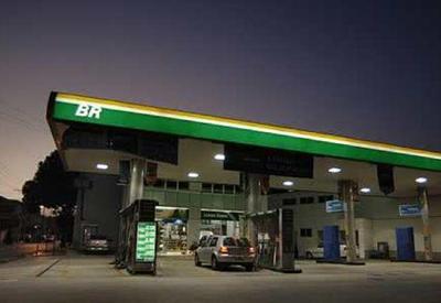 Petrobras anuncia novo corte no preço da gasolina para distribuidoras