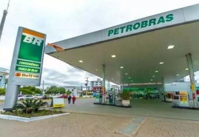 Petrobras volta a reduzir o preço da gasolina para as distribuidoras