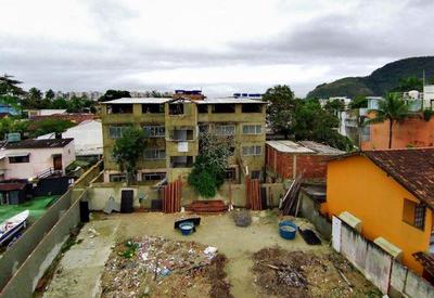 Prédio irregular avaliado em R$ 4 milhões é demolido na Ilha da Gigoia (RJ)