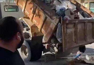 Prefeito de Magé (RJ) despeja quilos de lixo em protesto