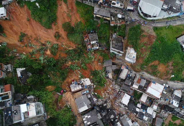 Bombeiros encontram mais 2 corpos em Franco da Rocha após deslizamento