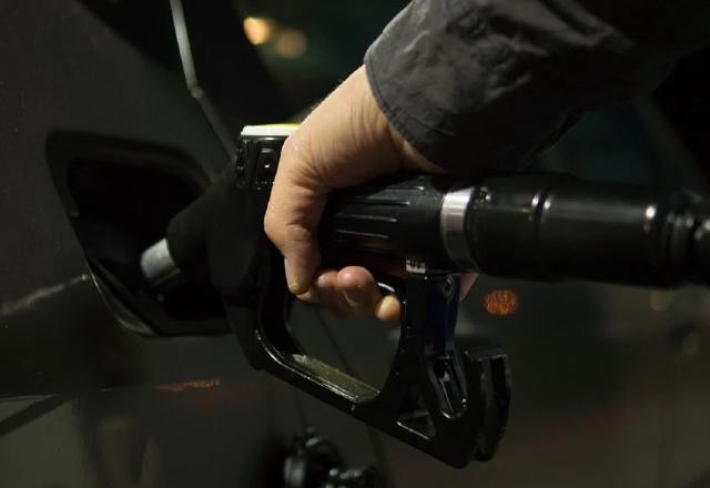 Após anúncio de aumento, brasileiros fazem filas em postos de gasolina