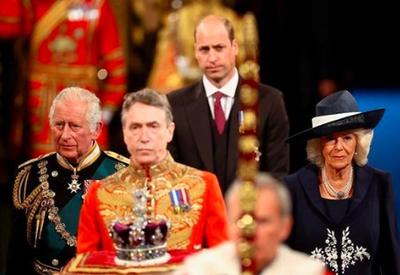 Príncipe Charles substitui Rainha Elizabeth na abertura do Parlamento