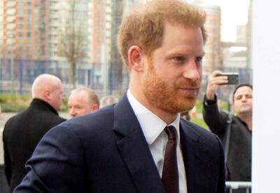 Príncipe Harry depõe contra tabloides no Reino Unido